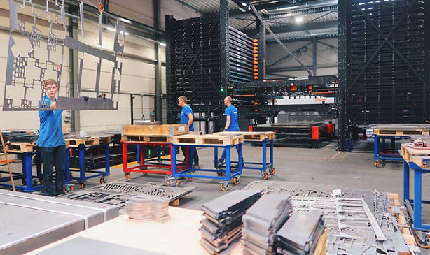 Drost-magazijnmetmedewerkers_edit_35293150185920 (Aangepast).jpg