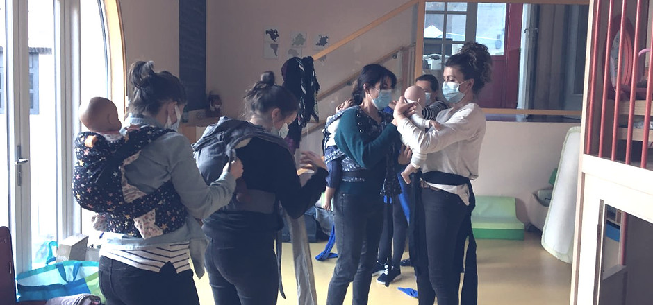 Formation professionnelle au portage physiologique, crèche , Formatrice au portage des bébés, écharpe sans noeud, sling, porte-bebe monitrice de portage, portage physiologique, atelier de portage, écharpe de portage, cours de portage