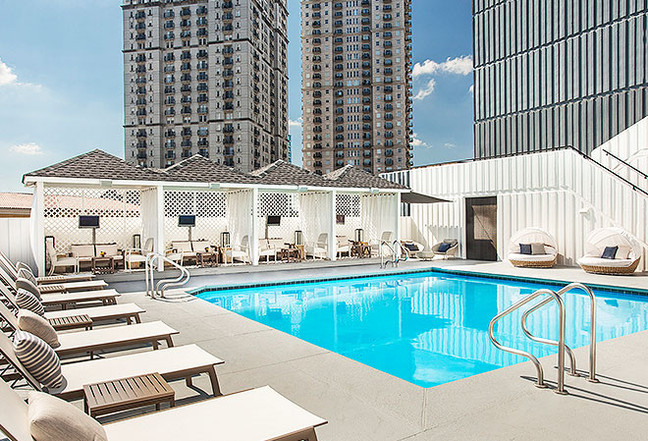 hotelmidtown-homepage-rooftooppool-60ecb03b55d0e.jpeg