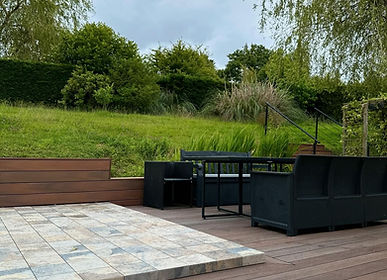 Aménagement de la terrasse en carrelage et bois