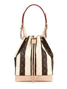 Louis Vuitton Noé med monogram og brede, lyse skinnbånd foran.