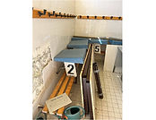 Banc en bois avec fixation mur et sol