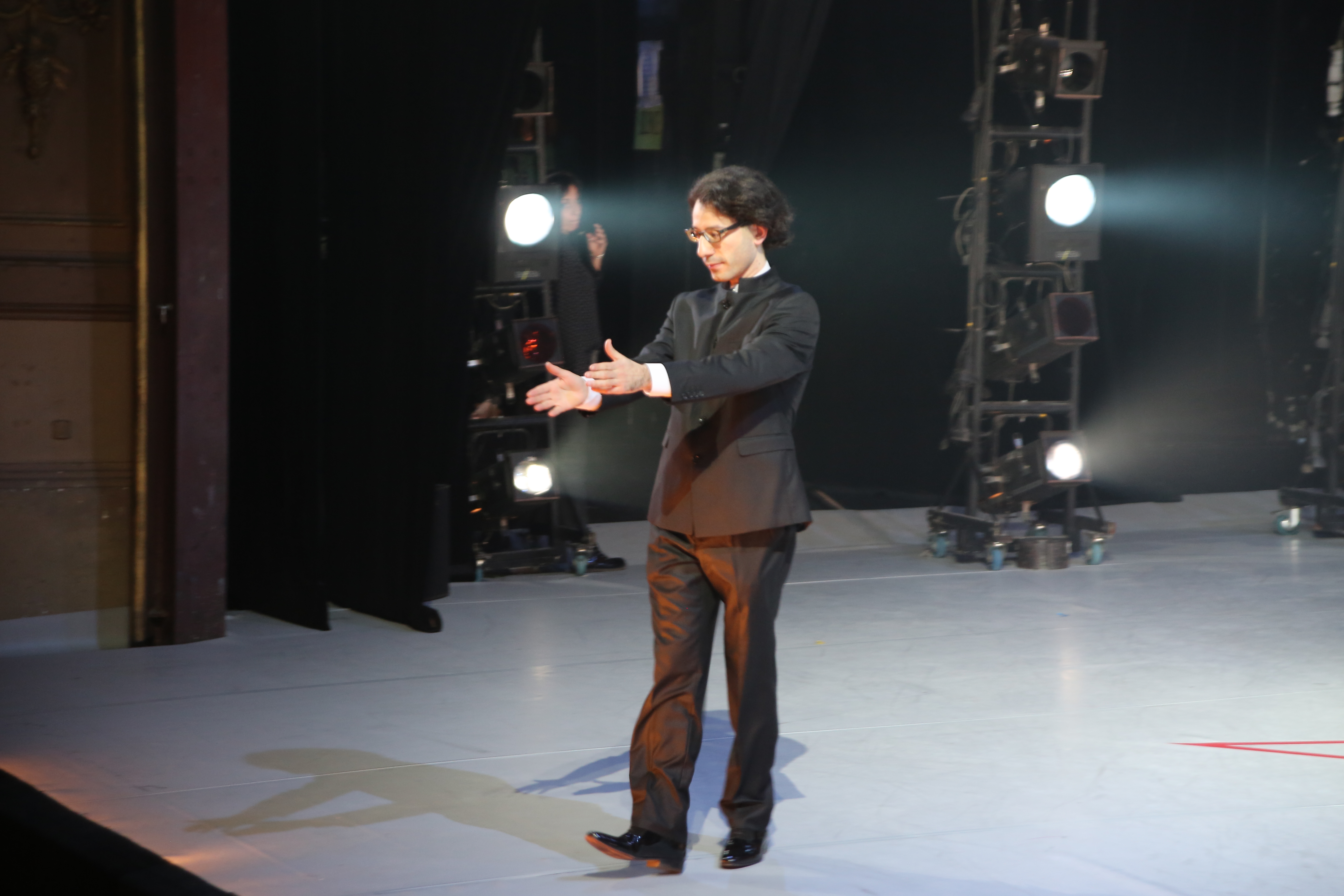 Le chef remercie l'orchestre