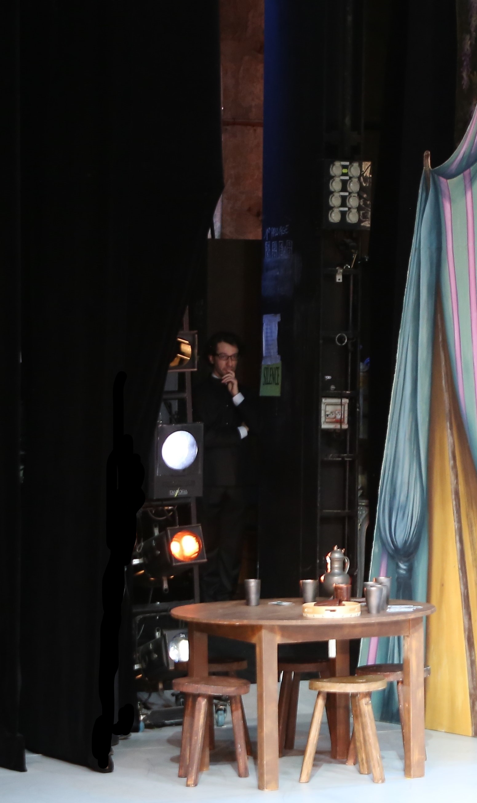 En coulisse