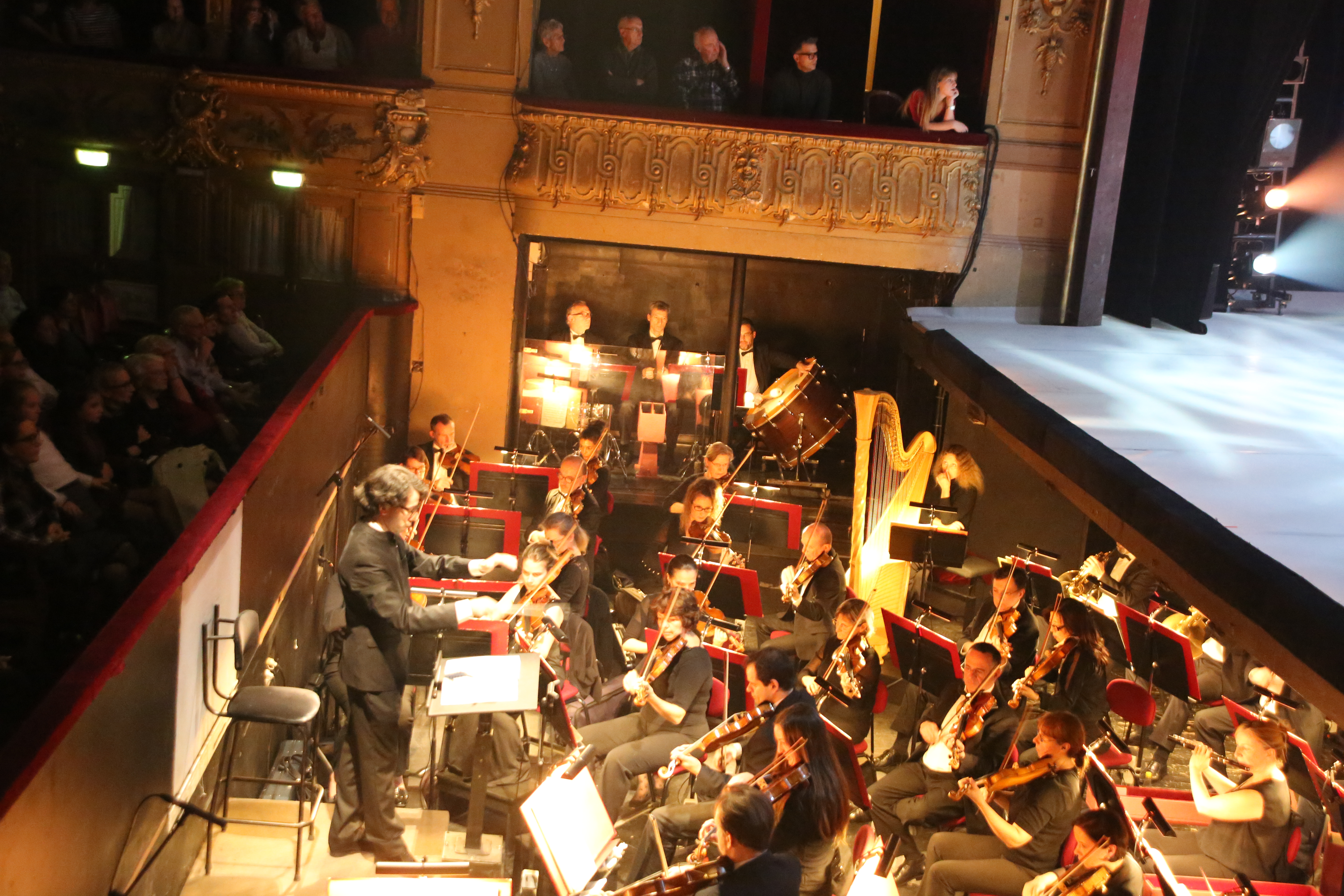 L'orchestre gronde, tempête et valse