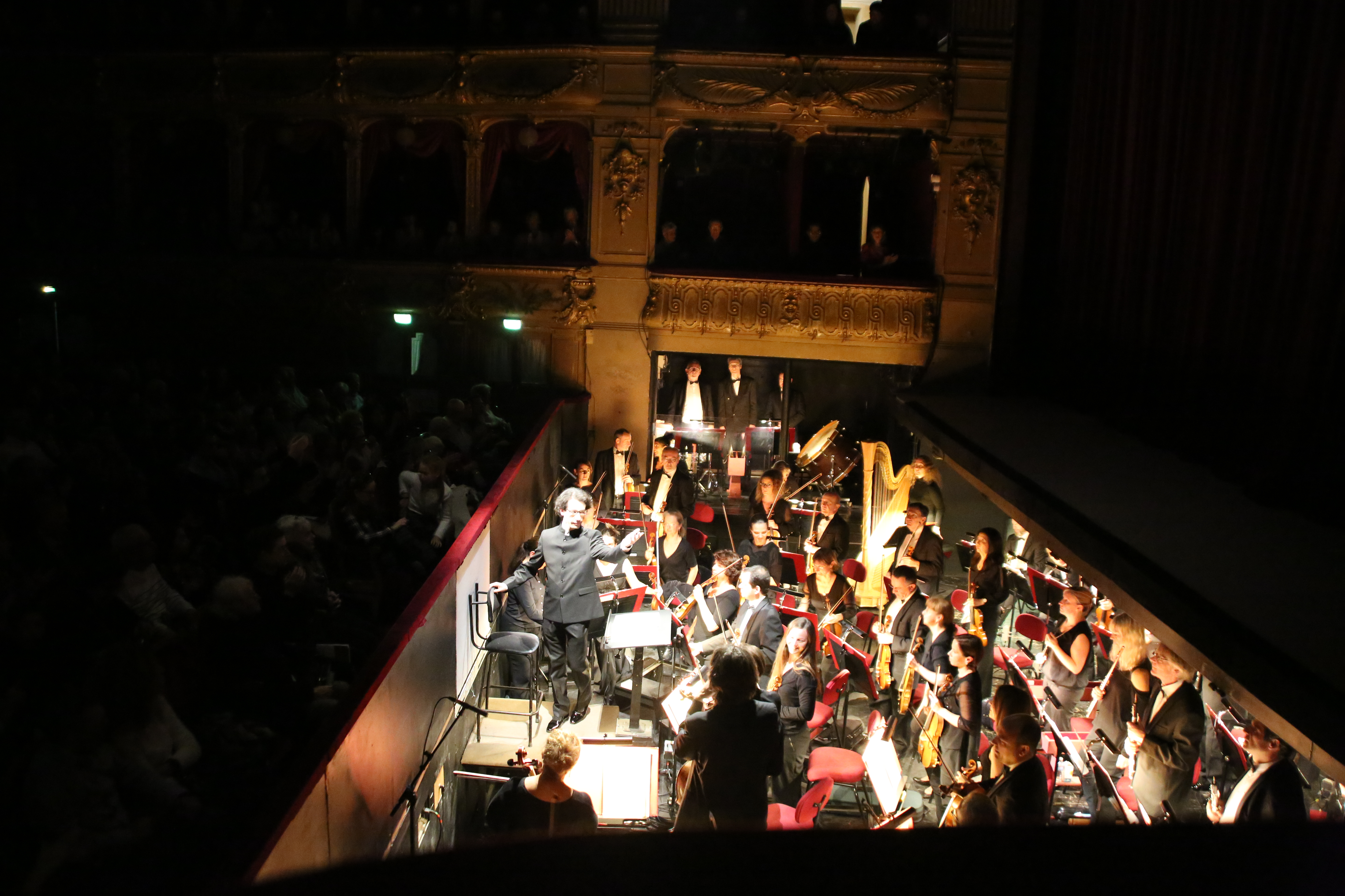... un salut à l'orchestre...