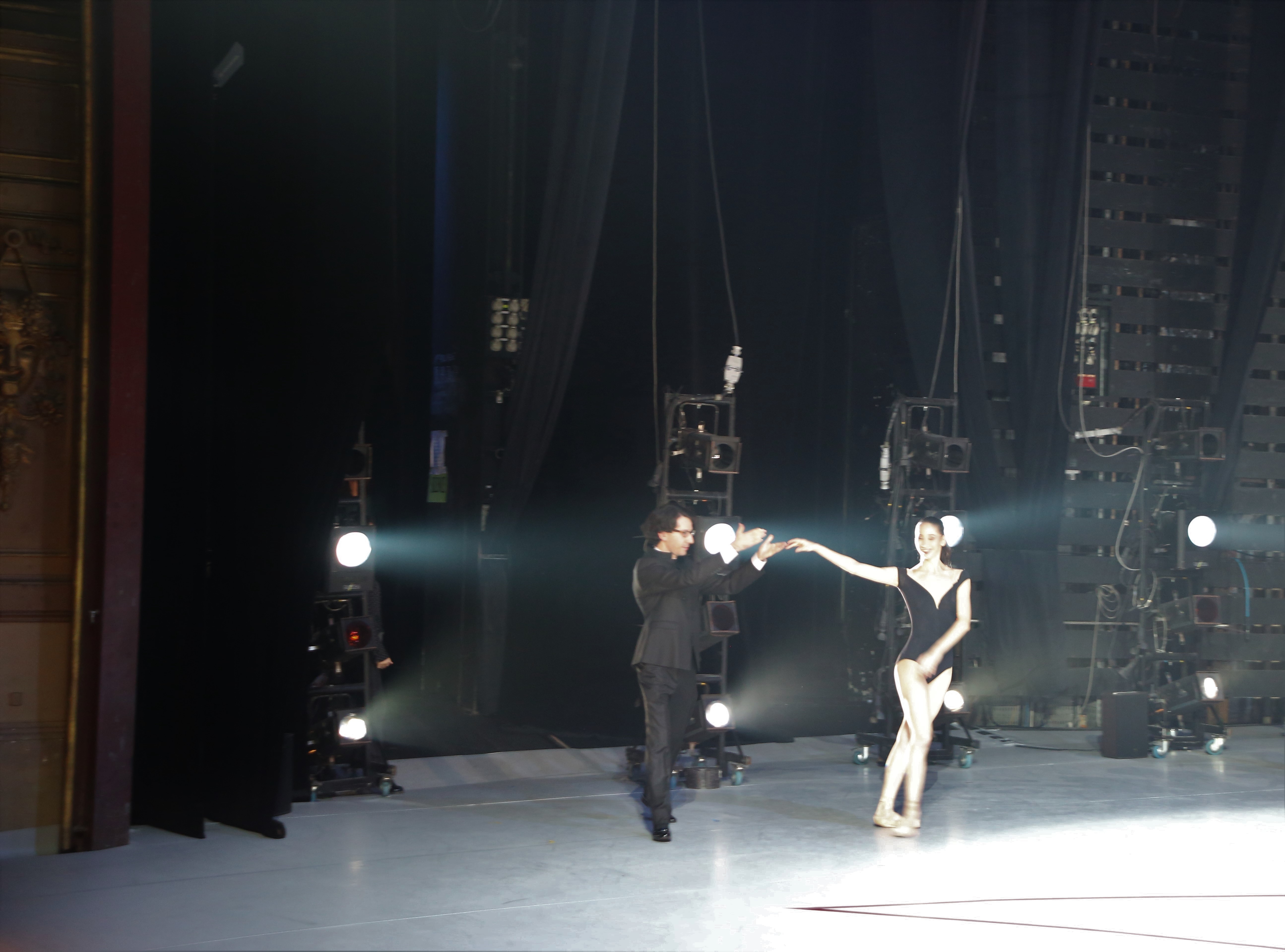Le chef remercie les danseurs