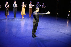 Léonard Ganvert salue l'orchestre