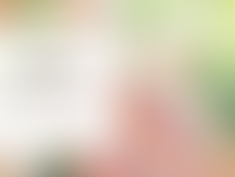 Baby im leichten Sommertuch auf Mamas Brust – geborgen und geschützt bei warmem Wetter