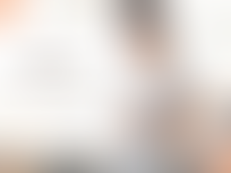 Schwangere Frau blickt lächelnd auf ihren Bauch – voller Vorfreude auf das baldige Kennenlernen mit ihrem Baby