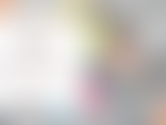 Mutter mit Zetteln im Gesicht als Symbol für Mental Load und unsichtbare Aufgaben im Familienalltag