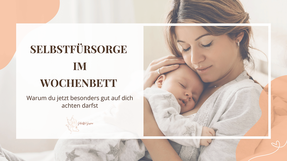 Frisch gebackene Mama genießt hautnahen Kuschelmoment mit ihrem Baby im Bett – Selbstfürsorge durch Nähe.
