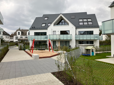 Wohnanlage mit vier Mehrfamilienhäuser: Komplette Außenanlagen inklusive aller nötigen Erdarbeiten I Terrassen- und Wegebau I Spielplatzbau I Einbauten und Pflanzung I Befestigte Flächen 1200 qm I Grünflächen 2400 qm I 3,5 Monate Bauzeit I Termingerechte Fertigstellung und Übergabe