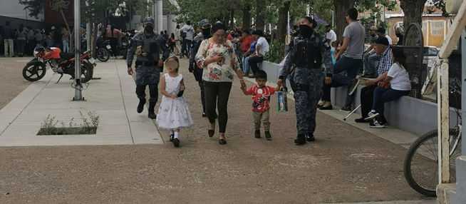 Agentes policiales de la División de Proximidad Social celebran cumpleaños del niño Leonel