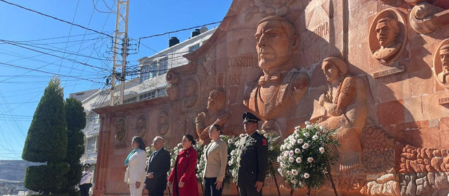 Con ofrenda floral y guardia de honor en el monumento a la Constitución de 1857-1917, se llevó a cab