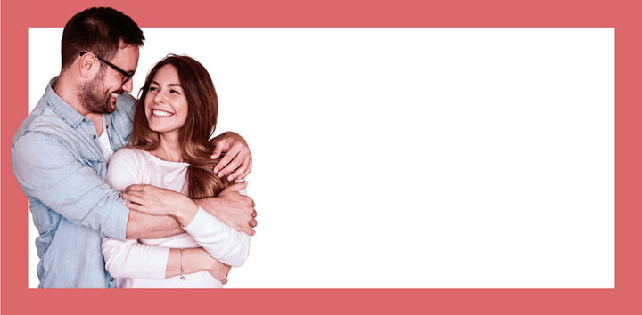 Foto de um casal abraçado. Tem uma moldura branca e uma borda de cor coral