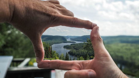 L'ÉCRAN OU LE VISEUR?...