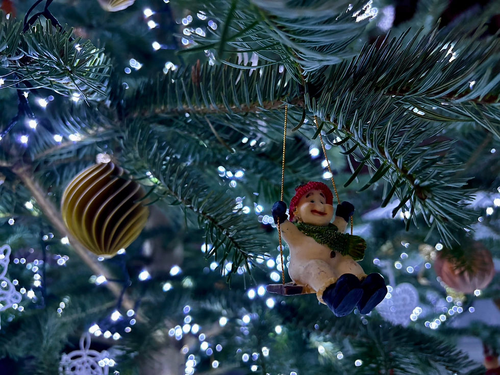 Boule artisanale et bonhomme de neige sur balançoire suspendus au sapin du Parc de Modenheim