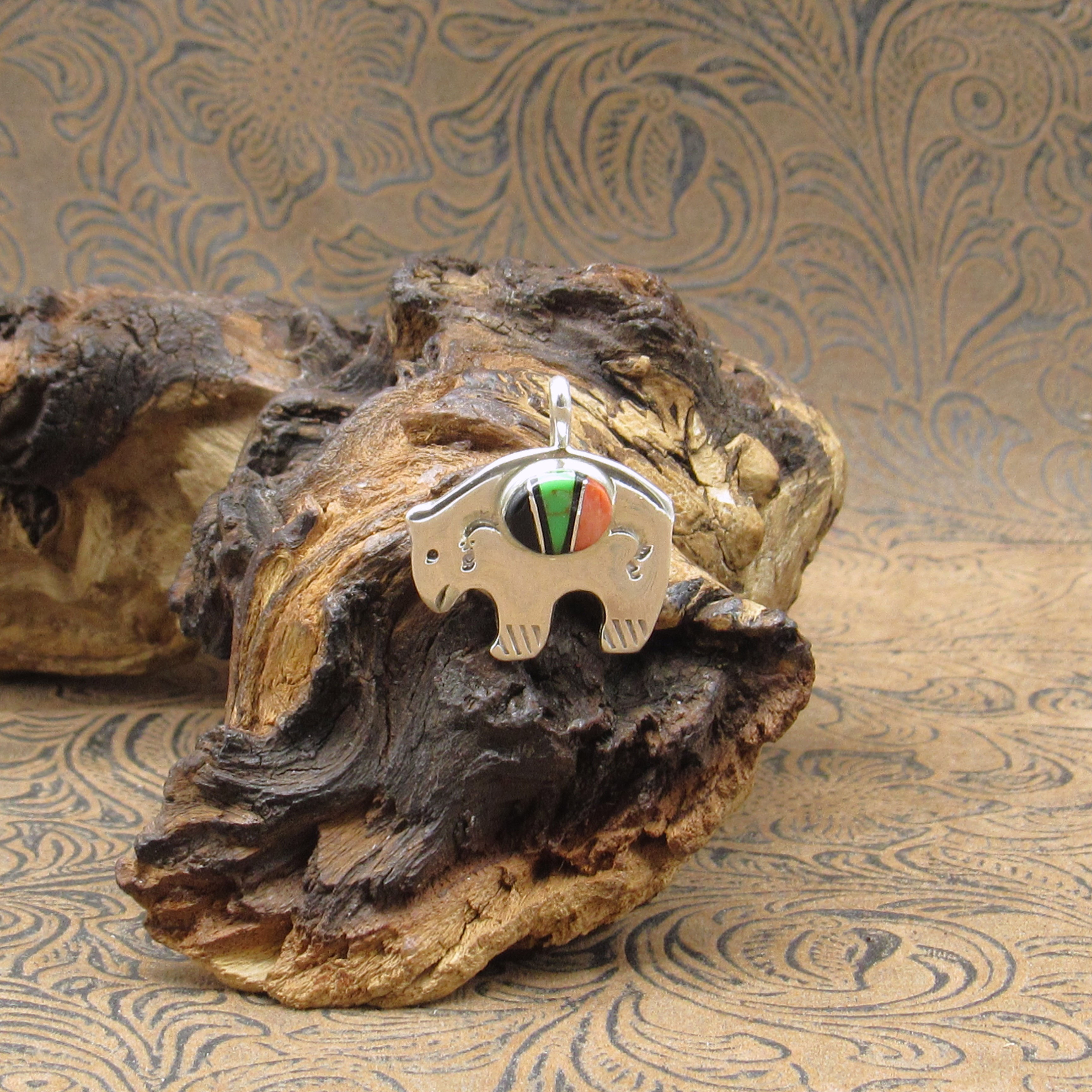 Sweet Bear With Hand Stamping Inlaid Spiny Oyster Jet Gaspeite Pendant