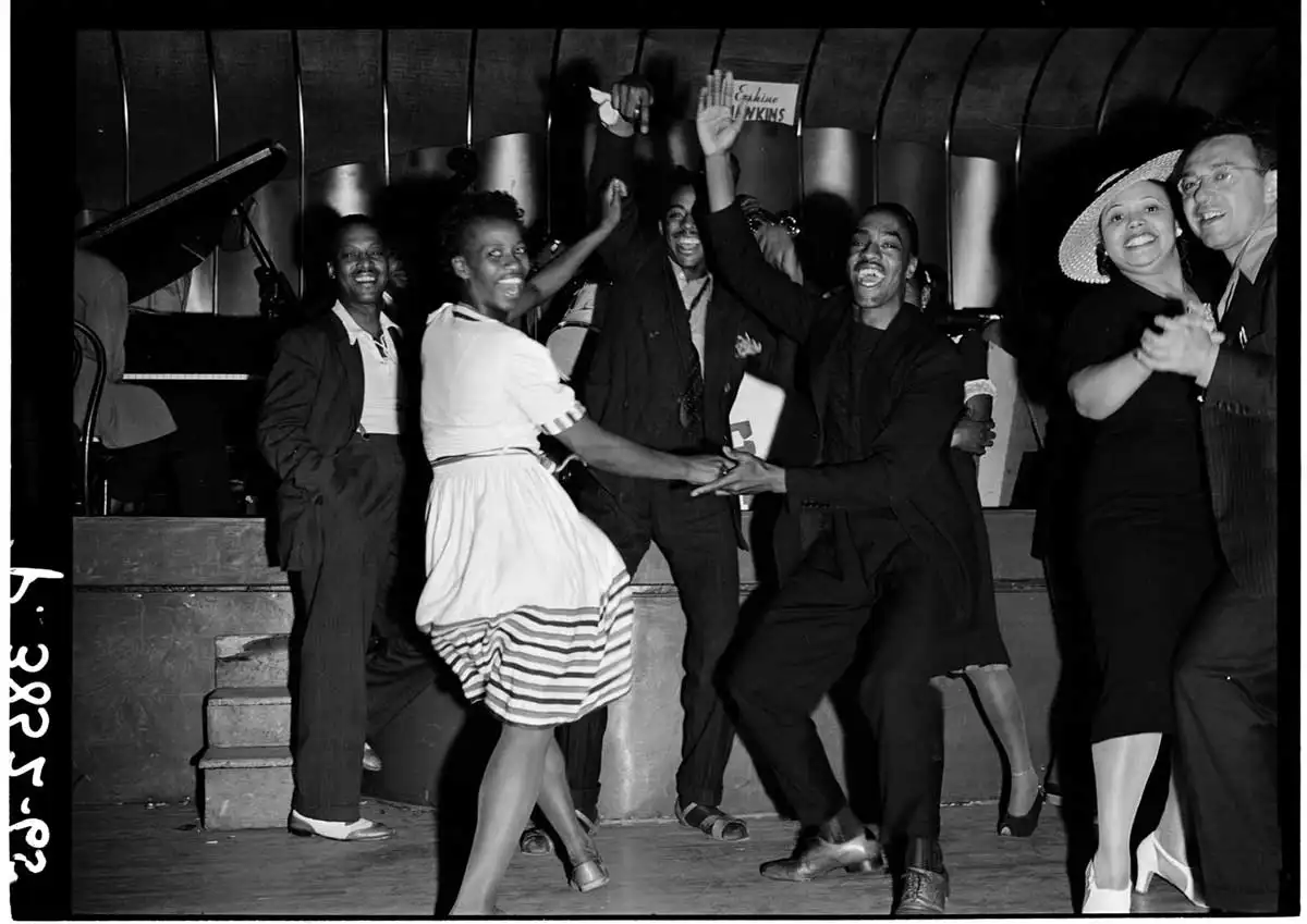 savoy-ballroom-dancers-harlem.webp