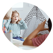 Enfant avec les mains sur les oreilles
