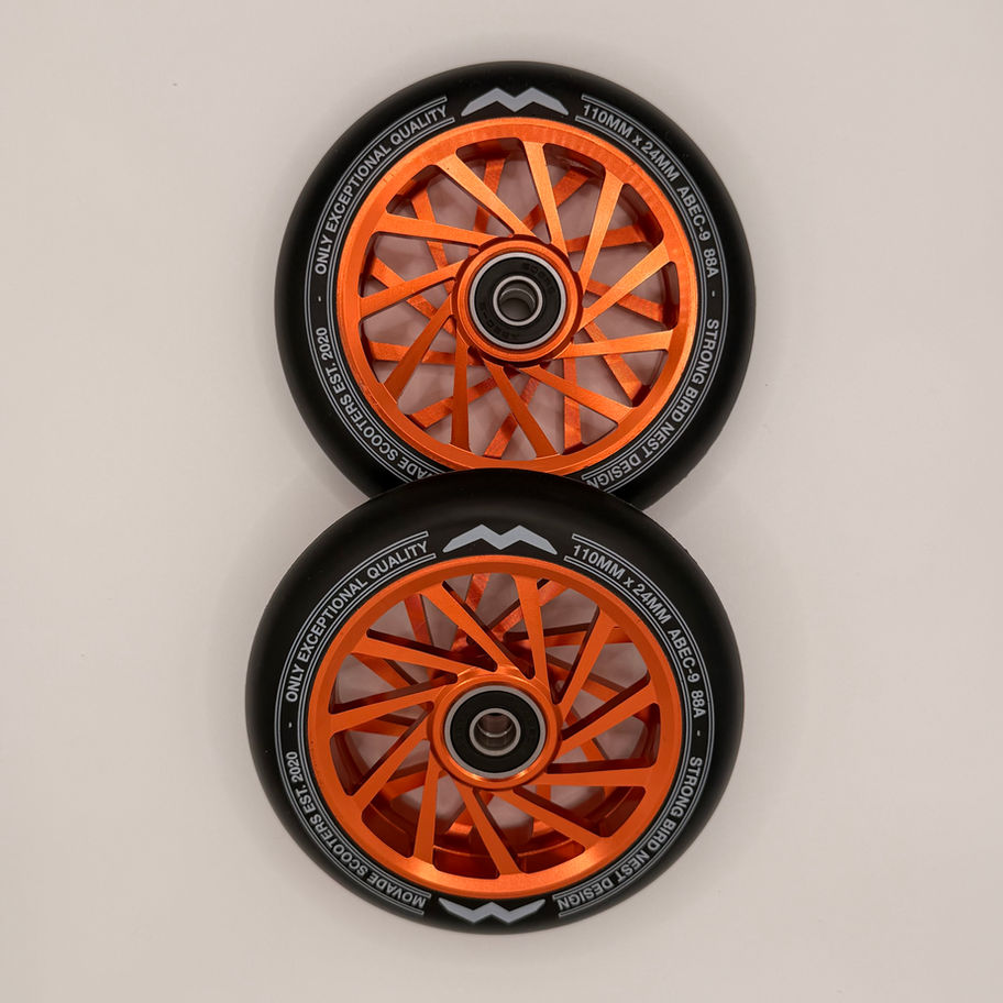 2 Stunt-Scooter Wheels von Movade in Orange übereinander liegend (Felgendesign: Nest)