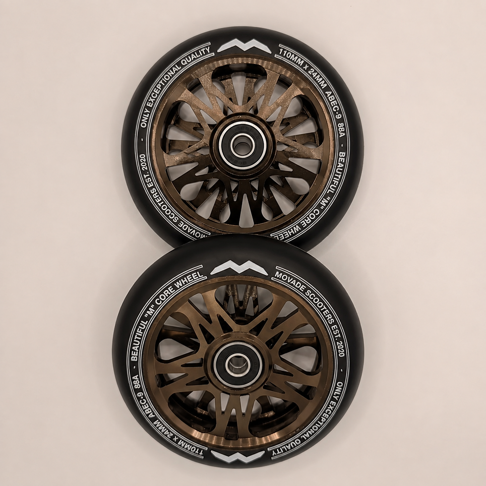 2 Stunt-Scooter Wheels von Movade in Dark Chrome übereinander liegend (Felgendesign: M)
