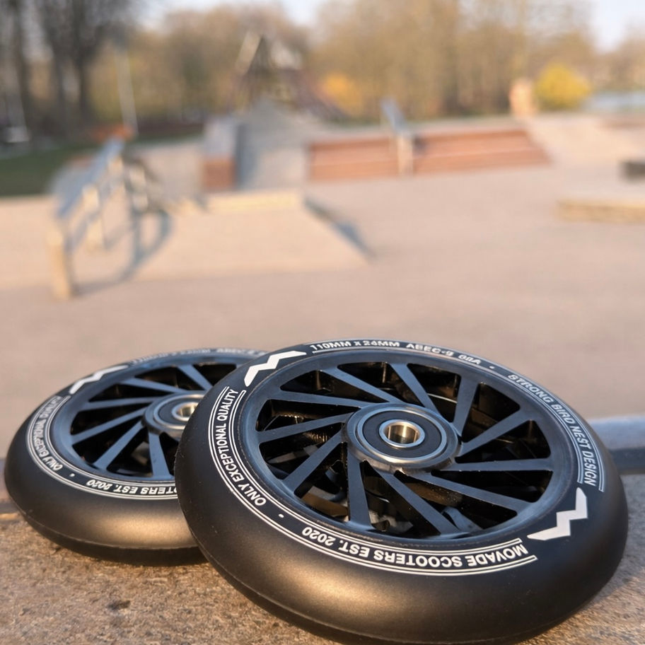 2 Stunt-Scooter Wheels von Movade in Dark Chrome (Felgendesign: Nest)