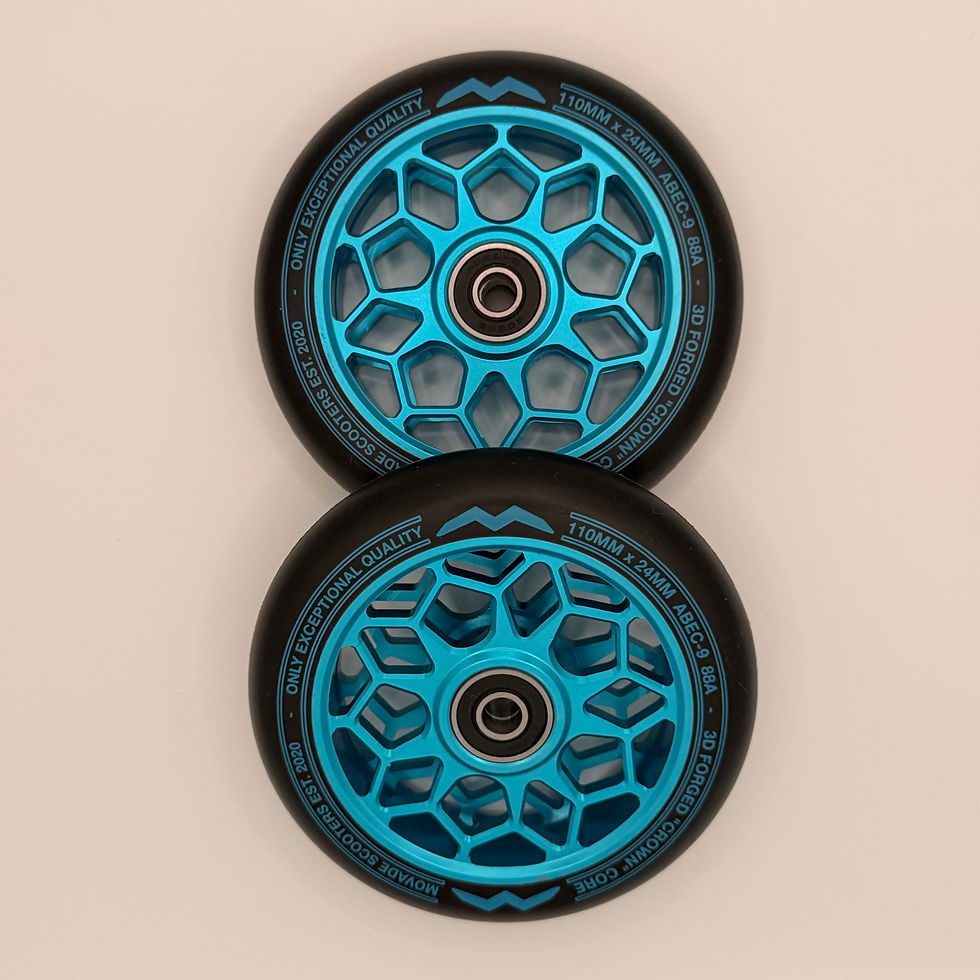 2 Stunt-Scooter Wheels von Movade in aqua blue übereinander liegend (Felgendesign: Crown)