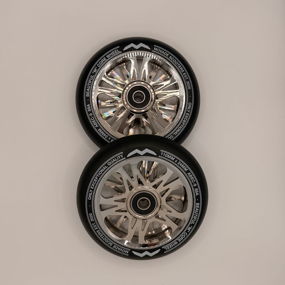 2 Stunt-Scooter Wheels von Movade in Silber Chrome übereinander liegend (Felgendesign: M)