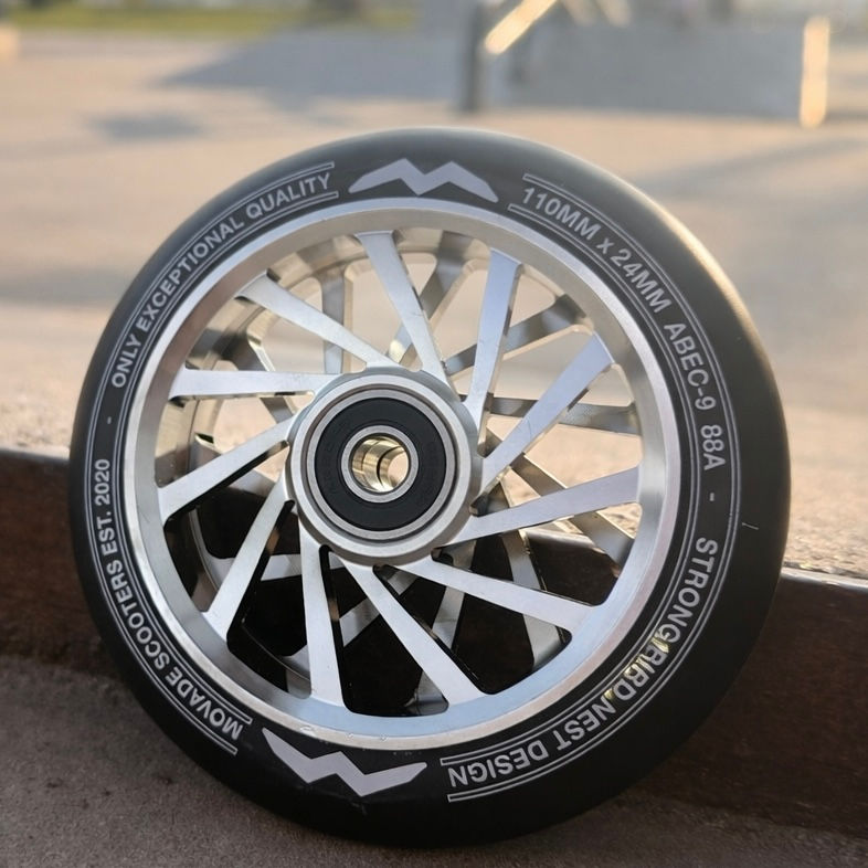 Stunt-Scooter Wheel von Movade in Silber Chrome (Felgendesign: Nest)