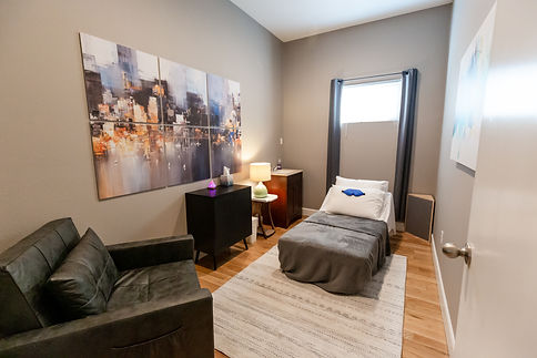 Private and comfortable room designed for psilocybin therapy sessions at Oregon Psychedelic Solutions.