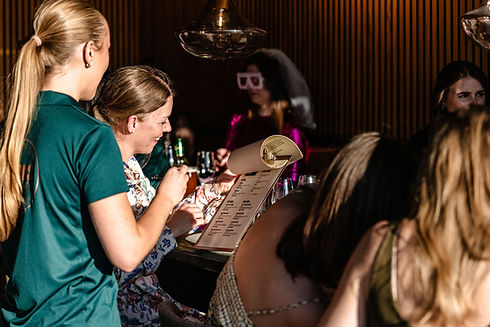 260507_HalmstadGolfarena_Görans Bistro_grillgille_tittar meny_möhippa_Foto Leihed.jpg