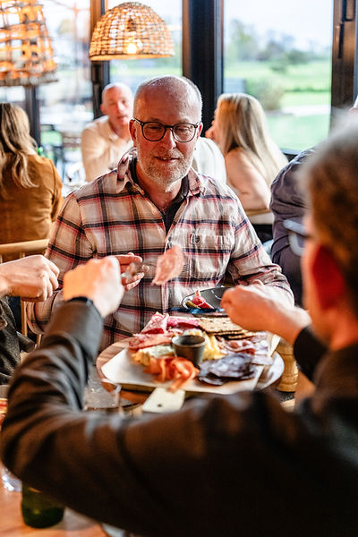 260507_HalmstadGolfarena_Görans Bistro_chark och ostbricka man_Foto Leihed.jpg