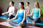 Femmes enceintes faisant du yoga