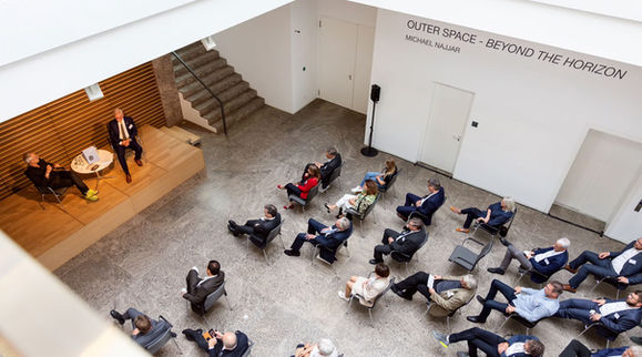 Blick von oben auf das Publikum im Foyer