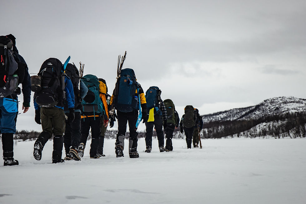 Avonturiers trekken door de sneeuw tijdens winterexpeditie