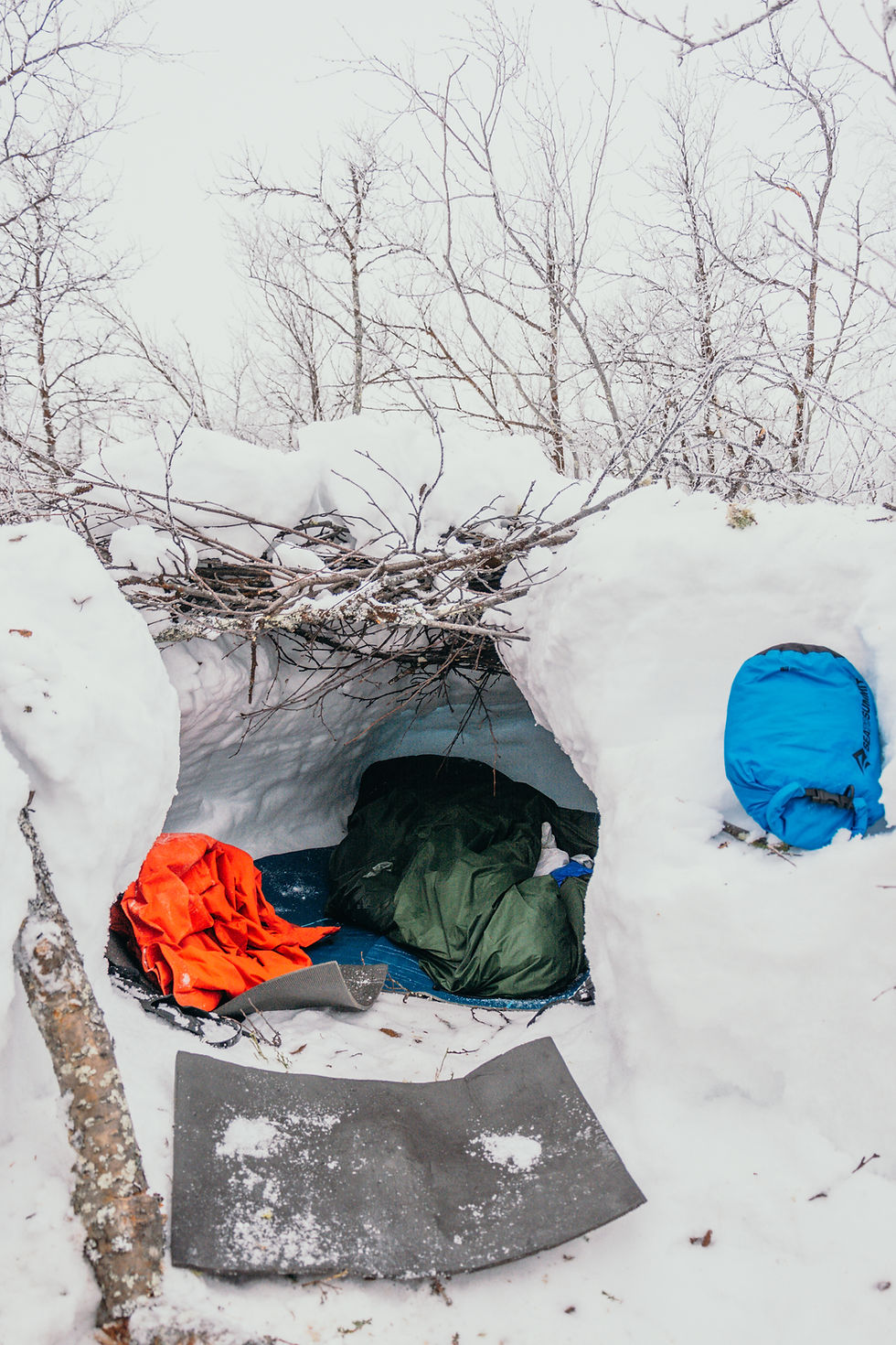 Sneeuwgrot in winterlandschap gezien van buitenaf