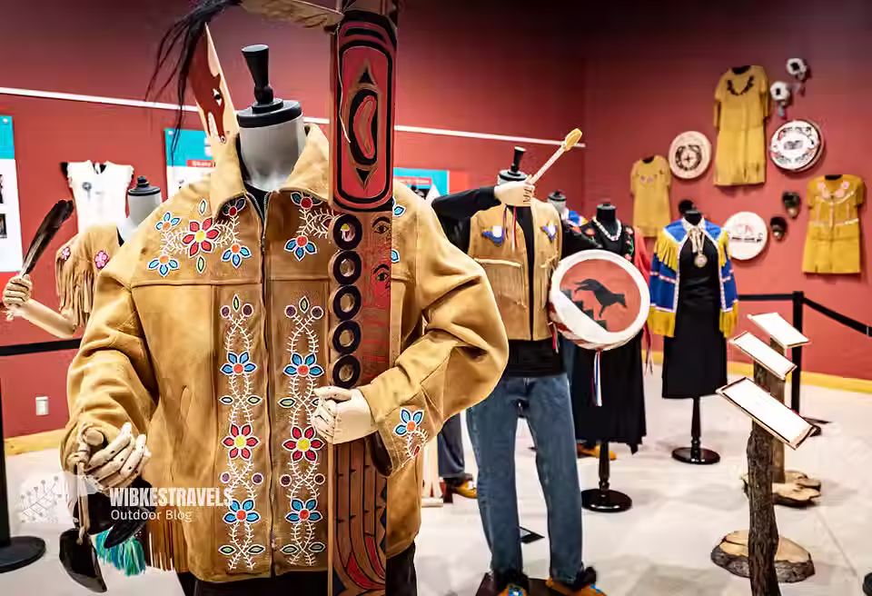 Da Kų Cultural Centre in Haines Junction ausstellung, Lederkleidung indigen