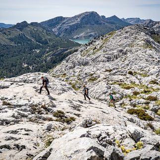 Ein kaum bekannte Traumwanderung Puig des ses Vinyes Mallorca Tramuntana Berge See Wanderer