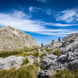 Aufstieg vor dem Puig de Mayor Puig des ses Vinyes Mallorca Tramuntana Berge See Wanderer Bergkulisse