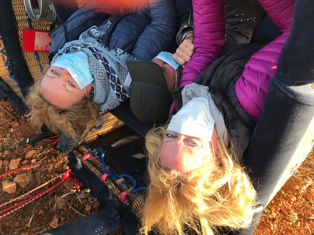 nach der Landung im Korb des Heißluftballons