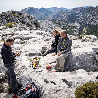 Picknick mit Aussicht auf dem Gipfel Puig des ses Vinyes Mallorca Tramuntana Berge See Wanderer
