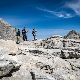 Alpines Gelände Puig des ses Vinyes Mallorca Tramuntana Berge See Wanderer  Aussicht