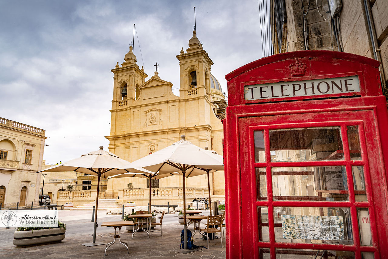 Gozo englische Telefonzelle San Lawrenz Kirche Platz Café