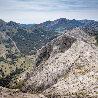 Puig des ses Vinyes Mallorca Tramuntana Berge See Wanderer Bergrücken glatt aus