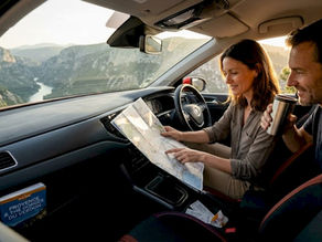 Travelers planning route above Gorges du Verdon