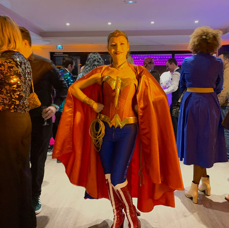 Soirée à thème - animations DJ blind test musical Wonder woman location de salle val de marne caricaturiste traiteur magicien close up années 80