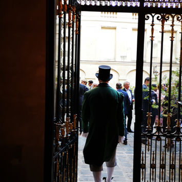 Accueil des invités par un Comédien sur un lieu de réception événementiel