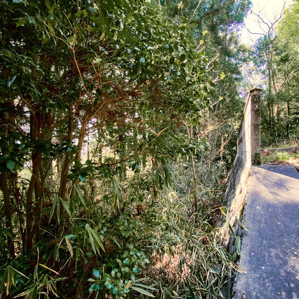 岡山県津山市の販売物件の境界付近。構造物で区切られている為ここの境界は明確です。